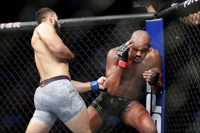 [UFC] 존스는 레예스전에서 판정 논란에 휩싸이며 ‘절대 강자’ 이미지가 훼손됐다. ⓒ 뉴시스