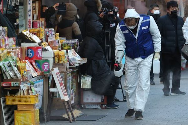 서울 중구 남대문시장에서 방역봉사단이 신종 코로나바이러스 감염증(우한 폐렴)의 확산을 방지하기 위한 방역 작업을 하고 있다.ⓒ데일리안 류영주 기자