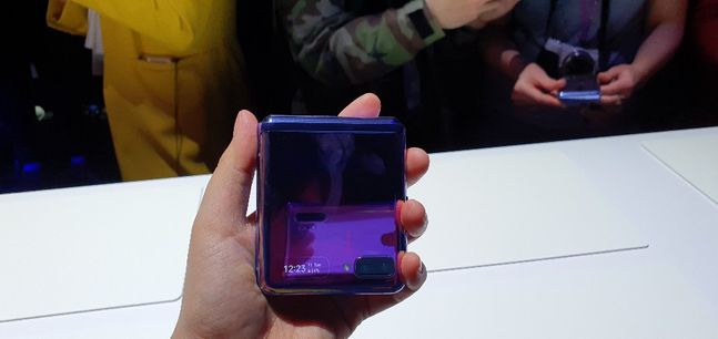 삼성전자 폴더블 스마트폰 ‘갤럭시Z 플립’이 접힌 모습.ⓒ데일리안 김은경 기자