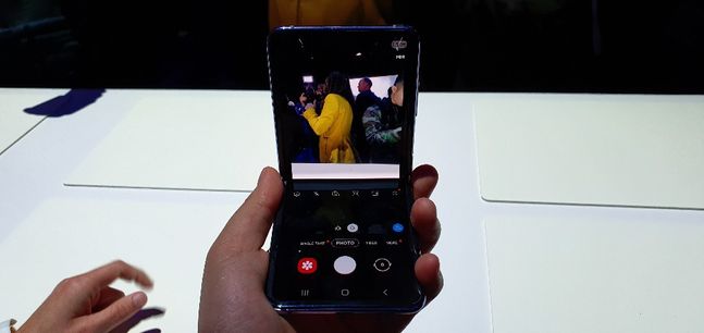 삼성전자 폴더블 스마트폰 ‘갤럭시Z 플립’으로 구동된 카메라 애플리케이션에서 화면을 상하 2개로 분할해주는 ‘플렉스 모드’가 적용된 모습.ⓒ데일리안 김은경 기자