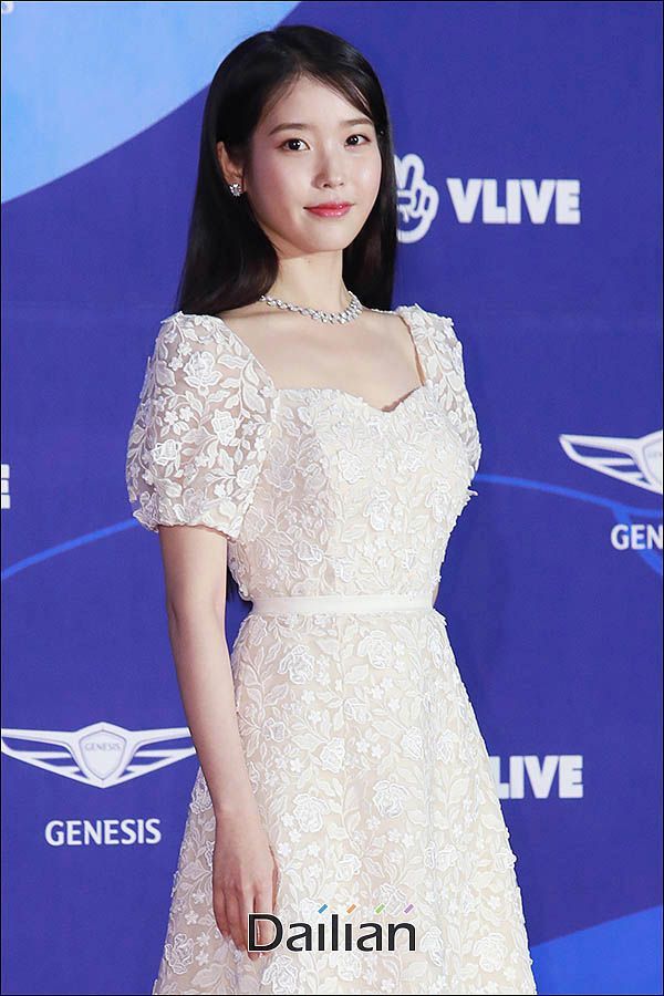 가수 아이유가 tvN 토일드라마 '사랑의 불시착'을 통해 9년 만에 정식 OST 참여에 나섰다.