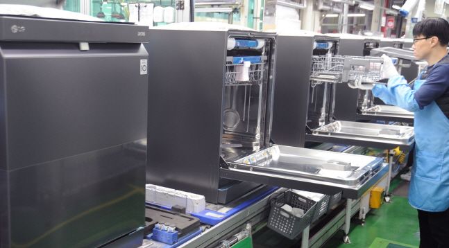 경남 창원 LG전자 공장 직원들이 디오스 식기세척기를 생산하고 있다.ⓒLG전자