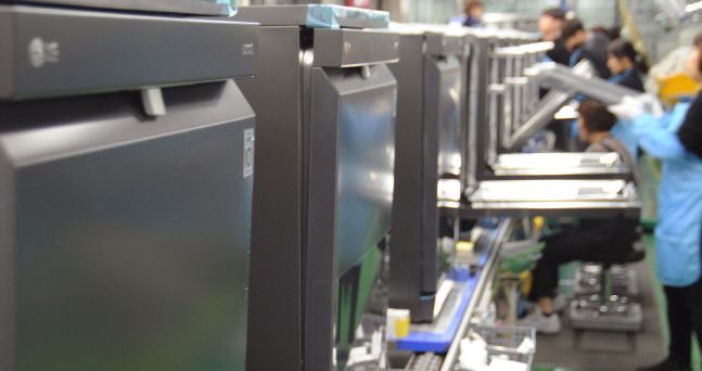 경남 창원 LG전자 공장 직원들이 디오스 식기세척기를 생산하고 있다.ⓒLG전자
