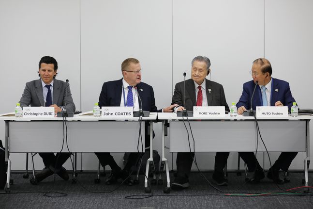 모리 요시로 도쿄올림픽 조직위원회 회장(오른쪽 두 번째)은 올림픽 취소가 없다고 못 박았다. ⓒ 뉴시스