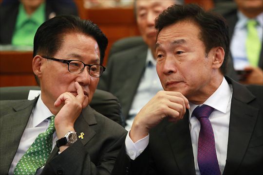 2017년 5월 박지원 대안신당 의원(왼쪽)과 손학규 바른미래당 대표(오른쪽).ⓒ데일리안 홍금표 기자