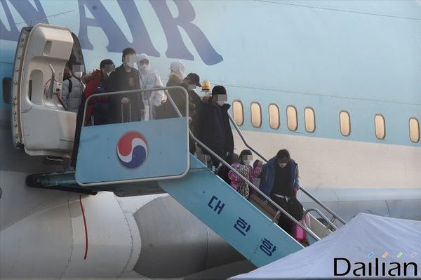 지난달 31일 서울 강서구 김포공항에서 우한 교민들이 비행기에서 내리고 있다. ⓒ데일리안 홍금표 기자