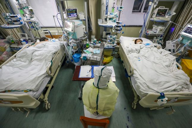 중국 후베이성 우한의 한 병원에서 6일 보호복을 입은 의료진이 코로나 19 환자들을 돌보고 있다.ⓒ뉴시스