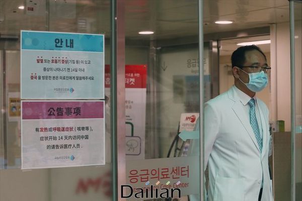 서울 중구 국립중앙의료원 선별진료실에서 마스크를 착용한 의료진이 나오는 모습(자료사진) ⓒ데일리안 홍금표 기자