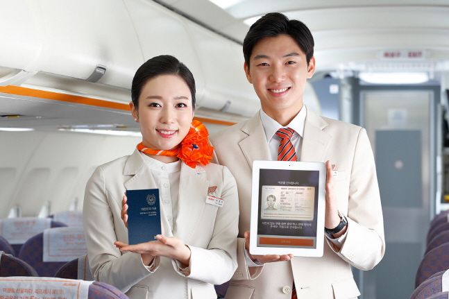 제주항공 직원들이 국제선 모바일 탑승권을 이용하는 모든 이용객의 편의를 위해 제공하는 '여권 간편 스캔'서비스를 소개하고 있다.ⓒ제주항공