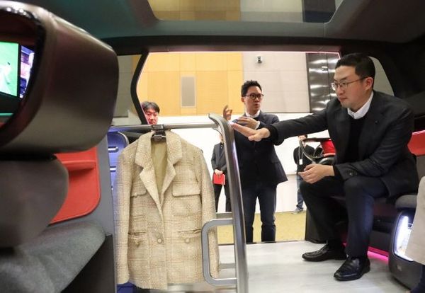 구광모 LG그룹 회장이 17일 오후 서울 서초구 LG전자 디자인경영센터를 방문해 미래형 커넥티드카 내부에 설치된 의류관리기의 고객편의성 디자인을 살펴보고 있다.ⓒLG