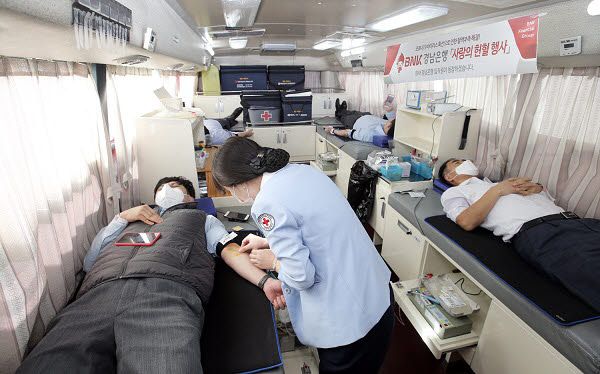 BNK경남은행 직원들이 17일 창원시 마산회원구 은행 본점에서 신종 코로나바이러스(코로나19) 감염증 확산에 따른 '헌혈 부족 사태'를 해소하기 위해 헌혈을 하고 있다.ⓒ경남은행