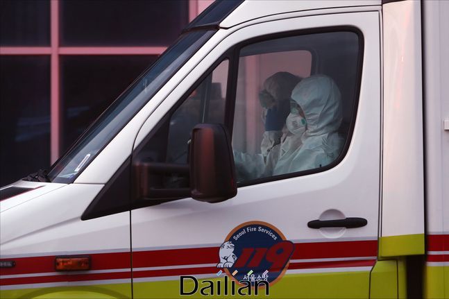 방호복을 입은 구급대원이 운전하는 구급차(자료사진). ⓒ데일리안 홍금표 기자