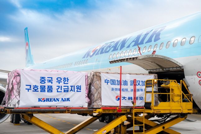 19일 대한항공 항공기에 중국 우한 지역들을 위한 긴급 구호품으로 마스크 4만장을 담은 박스가 적재되고 있다.ⓒ대한항공