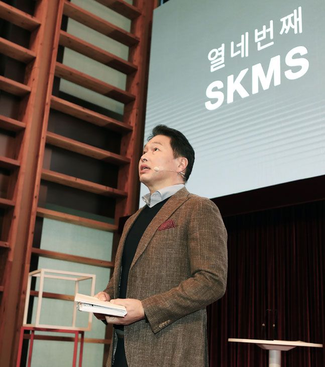 최태원 SK 회장이 지난 18일 SK서린빌딩에서 열린 SKMS 개정선포식에 참석, TED방식으로 SKMS 14차 개정 취지와 핵심 내용을 발표하고 있다. ⓒSK
