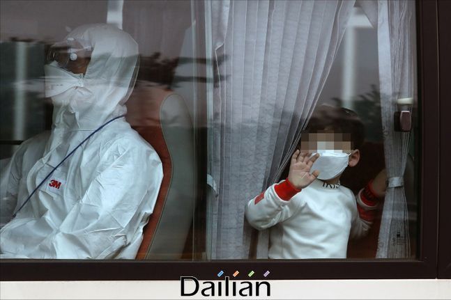 버스안에서 마스크를 착용한 어린이가 창밖을 보고 있다(자료사진). ⓒ데일리안 홍금표 기자