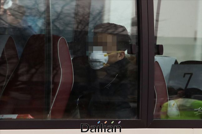 한 시민이 버스 안에서 마스크를 착용하고 있다(자료사진). ⓒ데일리안 홍금표 기자