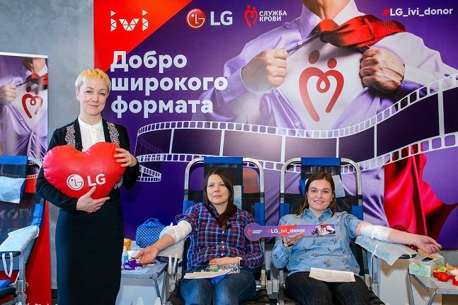 LG전자가 지난 19일 러시아 모스크바에서 현지 콘텐츠 업체 ‘ivi’와 개최한 헌혈행사에서 참가자들이 헌혈하고 있다.ⓒLG전자