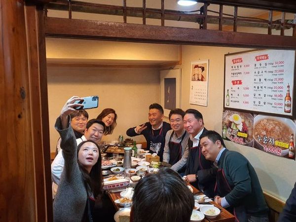 최태원 SK그룹 회장(오른쪽 두 번째)이 지난 19일 저녁 회사 근처 식당에서 SK 직원들과 회식하던 중 셀카를 촬영하고 있다. ⓒSK