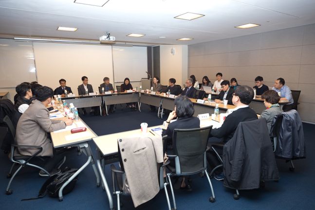 과학기술정보통신부가 21일 오후 서울 중구 대한상공회의소에서 개최한 ‘범부처 감염병 연구개발(R&D) 관련 전문가 간담회’에서 참석자들이 이야기를 나누고 있다.ⓒ과학기술정보통신부