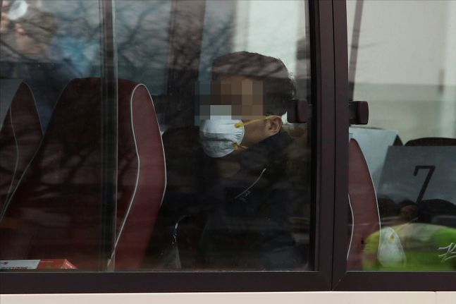 지난 12일 오전 서울 강서구 김포공항에서 정부의 3차 전세기를 통해 귀국한 우한 교민과 중국국적가족이 탑승한 버스가 임시격리시설로 향하고 있다.(자료사진)ⓒ데일리안 홍금표 기자