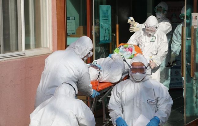 지난 21일 오후 경북 청도대남병원에 입원 중인 환자가 다른 병원으로 이송되고 있다.ⓒ연합뉴스