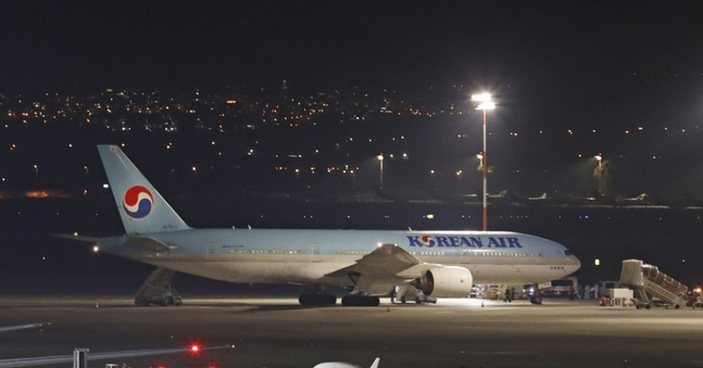 22일(현지시간) 이스라엘 텔아비브 인근 벤구리온 국제공항에 한국에서 출발한 여객기 한 대가 착륙한 뒤 정차해 있다.ⓒ연합뉴스