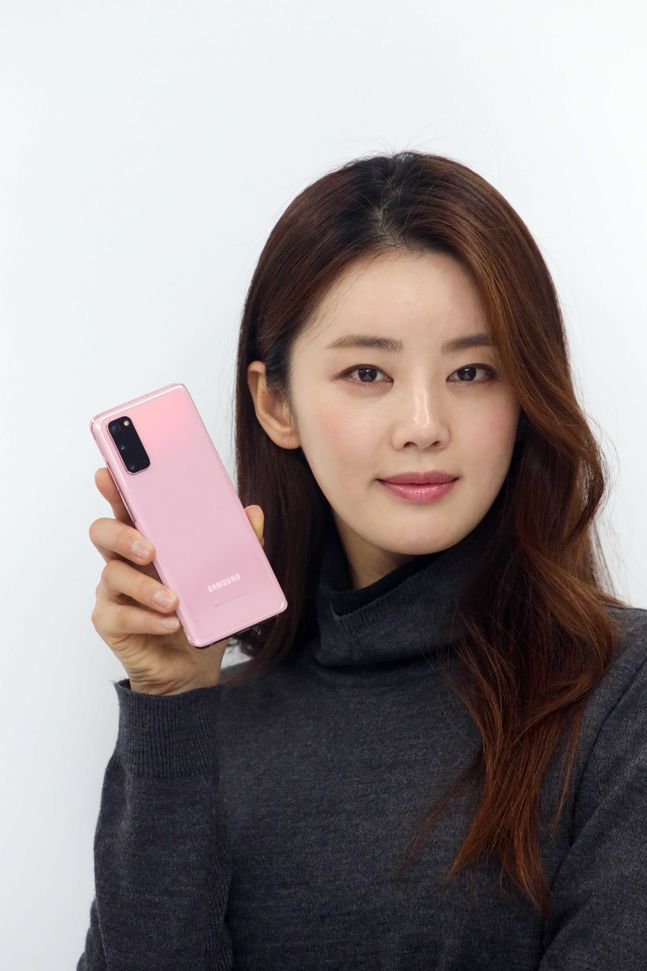 LG유플러스 모델이 삼성전자 ‘갤럭시S20’ 클라우드 핑크를 소개하고 있는 모습.ⓒLG유플러스