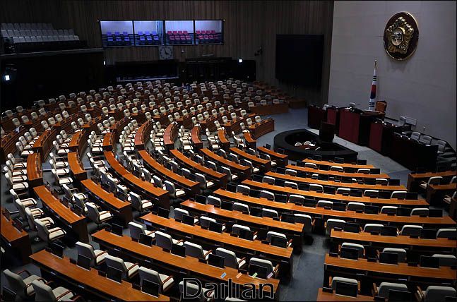 불이 꺼진 채 텅 비어있는 국회 본회의장(자료사진). ⓒ데일리안 박항구 기자