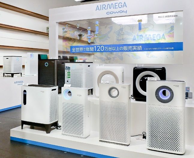 일본 도쿄 소재 ‘츠타야 가덴’에 전시된 코웨이 공기청정기 제품.ⓒ코웨이