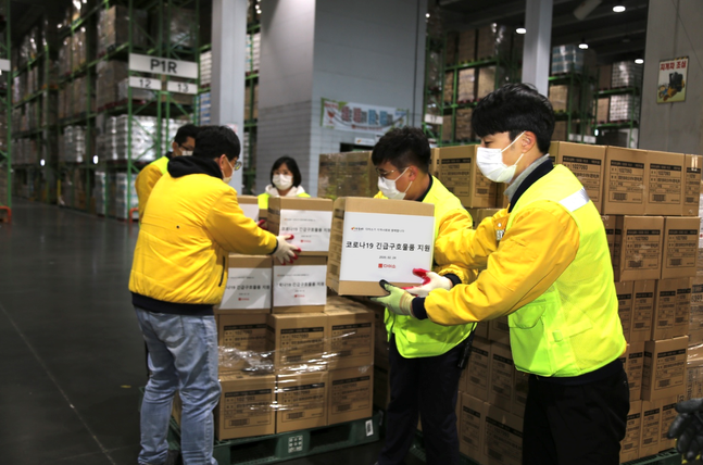 아성다이소 직원들이 대구광역시에 지원할 KF94 마스크를 운반하고 있다.ⓒ아성다이소
