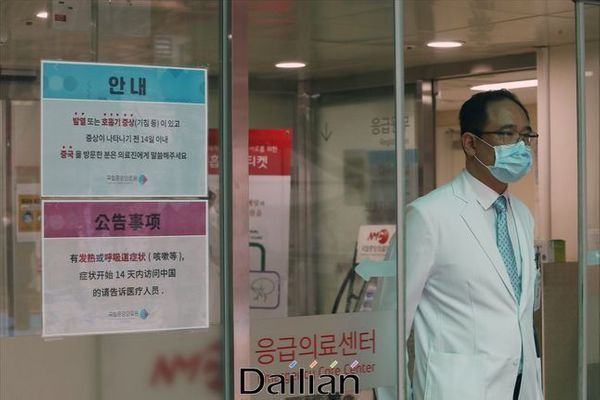 서울 중구 국립중앙의료원 선별진료실에서 마스크를 착용한 의료진이 나오는 모습(자료사진) ⓒ데일리안 홍금표 기자