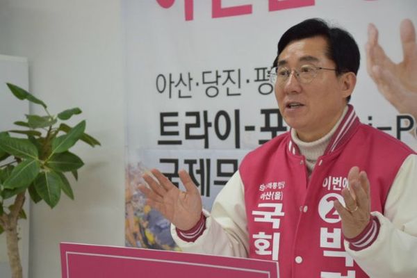 박경귀 미래통합당 충남 아산을 예비후보가 자신의 선거사무소에서 기자회견을 열고 있다. ⓒ박경귀 예비후보 제공