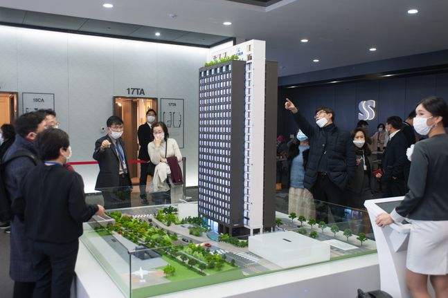 '쌍용 더 플래티넘 서울역' 견본주택에 방문객들이 단지 모형도를 둘러보고 있다.ⓒ쌍용건설