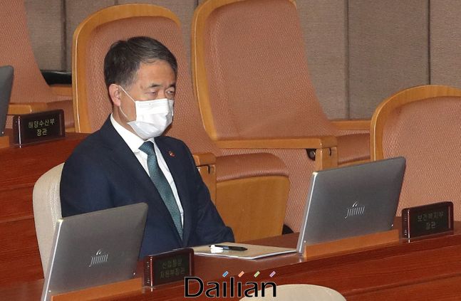 박능후 보건복지부 장관이 26일 오후 열린 국회 본회의에 참석해 ‘코로나 3법’(검역법·의료법·감염병 예방·관리법 개정안) 처리를 지켜보고 있다. ⓒ데일리안 박항구 기자
