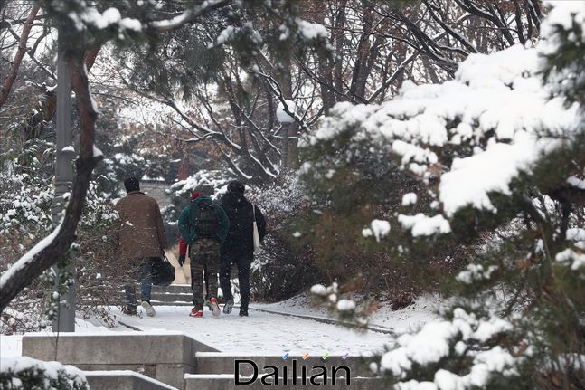 서울지역에 눈이 내리며 영하의 날씨를 기록하고 있는 가운데 17일 오전 서울 종로구 부암동에 위치한 북악산 탐방로 입구로 시민들이 들어가고 있다.(자료사진) ⓒ데일리안 홍금표 기자