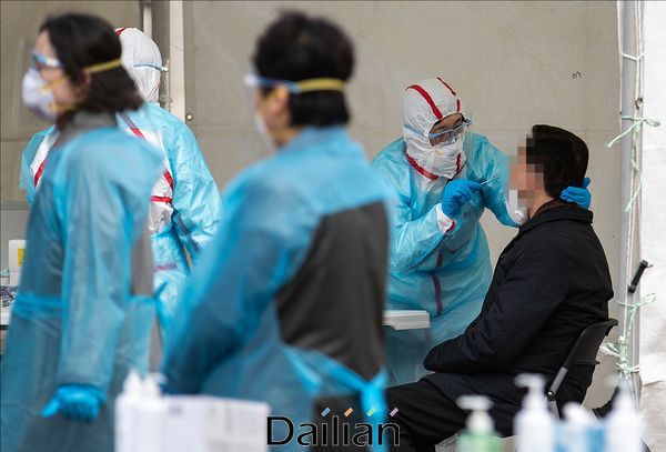 선별진료소에서 코로나19 진단검사가 진행되고 있다(자료사진). ⓒ데일리안 홍금표 기자