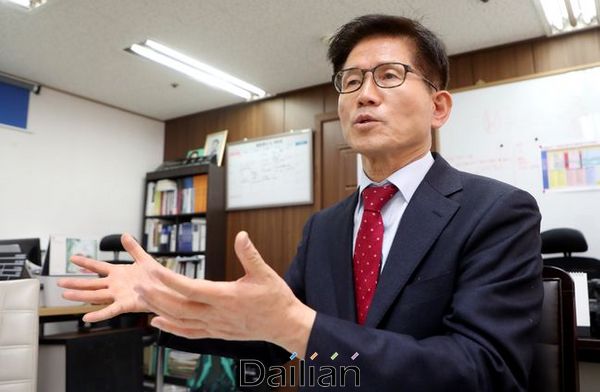 김문수 자유통일당 대표가 28일 오후 서울 여의도에서 데일리안과 인터뷰를 갖고 있다. ⓒ데일리안 박항구 기자