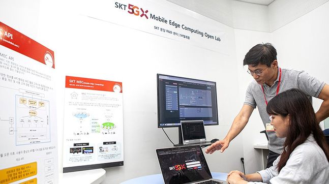 SK텔레콤 연구원들이 ‘5GX MEC’ 기술을 개발하고 있는 모습.ⓒSK텔레콤