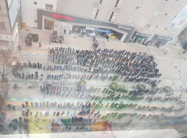 28일 서울 양천구 목동 행복한백화점에서 앞에서 시민들이 마스크를 구입하기 위해 줄지어 서있다. ⓒ데일리안