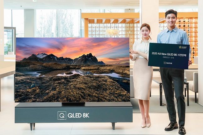 삼성전자 모델이 2020년형 ‘QLED 8K TV’ 사전판매 행사를 알리고 있다.ⓒ삼성전자