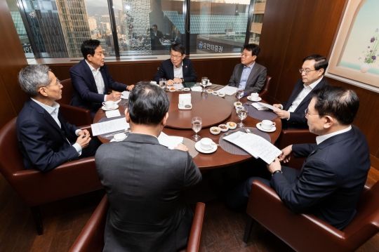 은성수 금융위원장(왼쪽에서 세 번째)이 2일 서울 중구 은행연합회 뱅커스클럽에서 5대 금융지주과 조찬 간담회를 하고 있다.ⓒ금융위원회