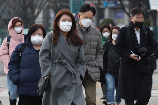 신종 코로나바이러스 감염증(코로나19) 확진자가 증가하고 있는 가운데 2일 오전 서울 종로구 광화문 네거리에 시민들이 마스크를 착용한 채 출근을 하고 있다. ⓒ데일리안 류영주 기자