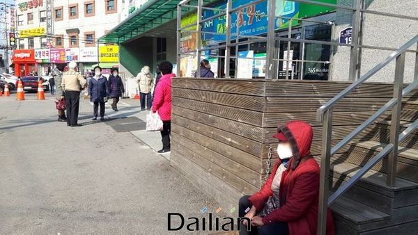 허탈한 노인들. 수도권 신도시 한 농협 하나로마트 앞에서 노인들이 팔지도 않는 마스크를 기다리고 있다. 이 매장에서는 정부의 약속과 달리 2일 마스크가 판매되지 않았다. ⓒ데일리안