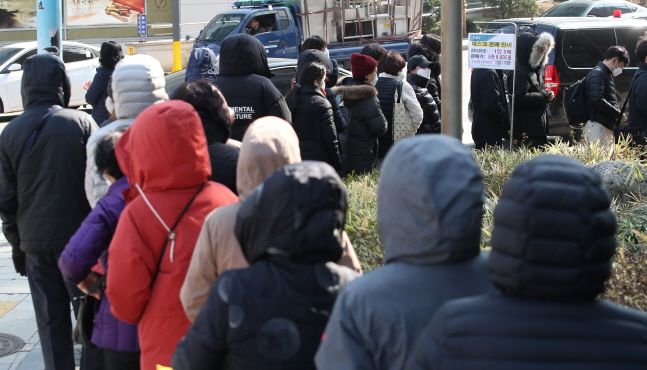 신종 코로나바이러스 확산이 지속되고 있는 가운데 2일 오후 서울 종로구 서서울농협하나로마트 사직점에서 시민들이 마스크를 구매하기 위해 줄을 서고 있다. ⓒ데일리안 류영주 기자