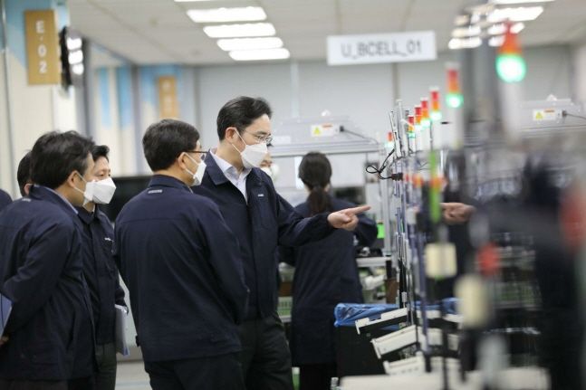 이재용 삼성전자 부회장(오른쪽 손가락 가리키는 이)이 3일 경북 구미사업장 스마트폰 생산라인을 임원들과 함께 점검하고 있다.ⓒ삼성전자