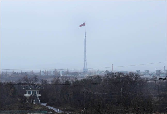 북한 기정동 마을에 설치된 대형 인공기(자료사진). ⓒ사진공동취재단