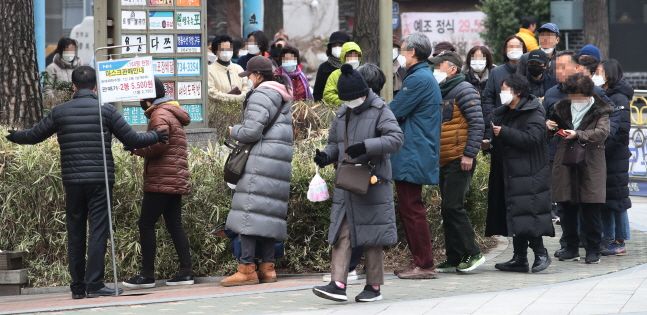 코로나19 확산이 지속되고 있는 가운데 3일 오후 서울 종로구 서서울농협하나로마트 사직점에서 시민들이 마스크를 구매하기 위해 줄을 서고 있다. ⓒ데일리안 류영주 기자