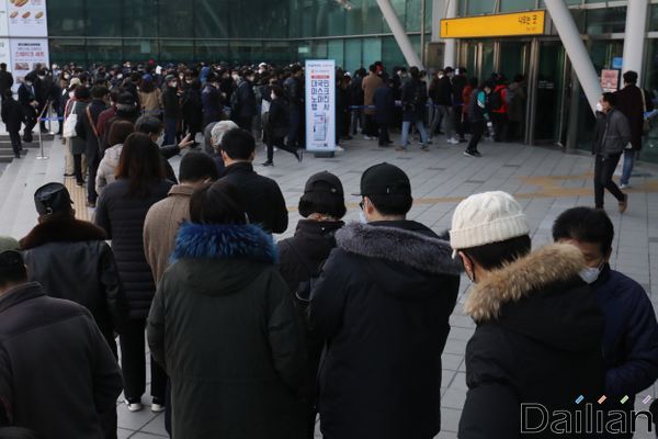 마스크를 구하려는 시민들이 서울역 앞에서 줄을 길게 늘어서 있다. ⓒ데일리안 류영주 기자