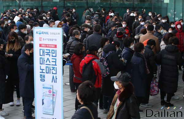 지난 2일 오후 서울역 내 중소기업명품마루 브랜드K에서 시민들이 마스크를 구매하기 위해 줄을 서고 있다.ⓒ데일리안