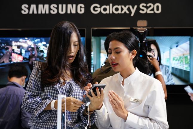 삼성전자가 지난달 12일 태국에서 진행한 상반기 플래그십 스마트폰 ‘갤럭시S0’ 출시 행사의 모습.ⓒ삼성전자